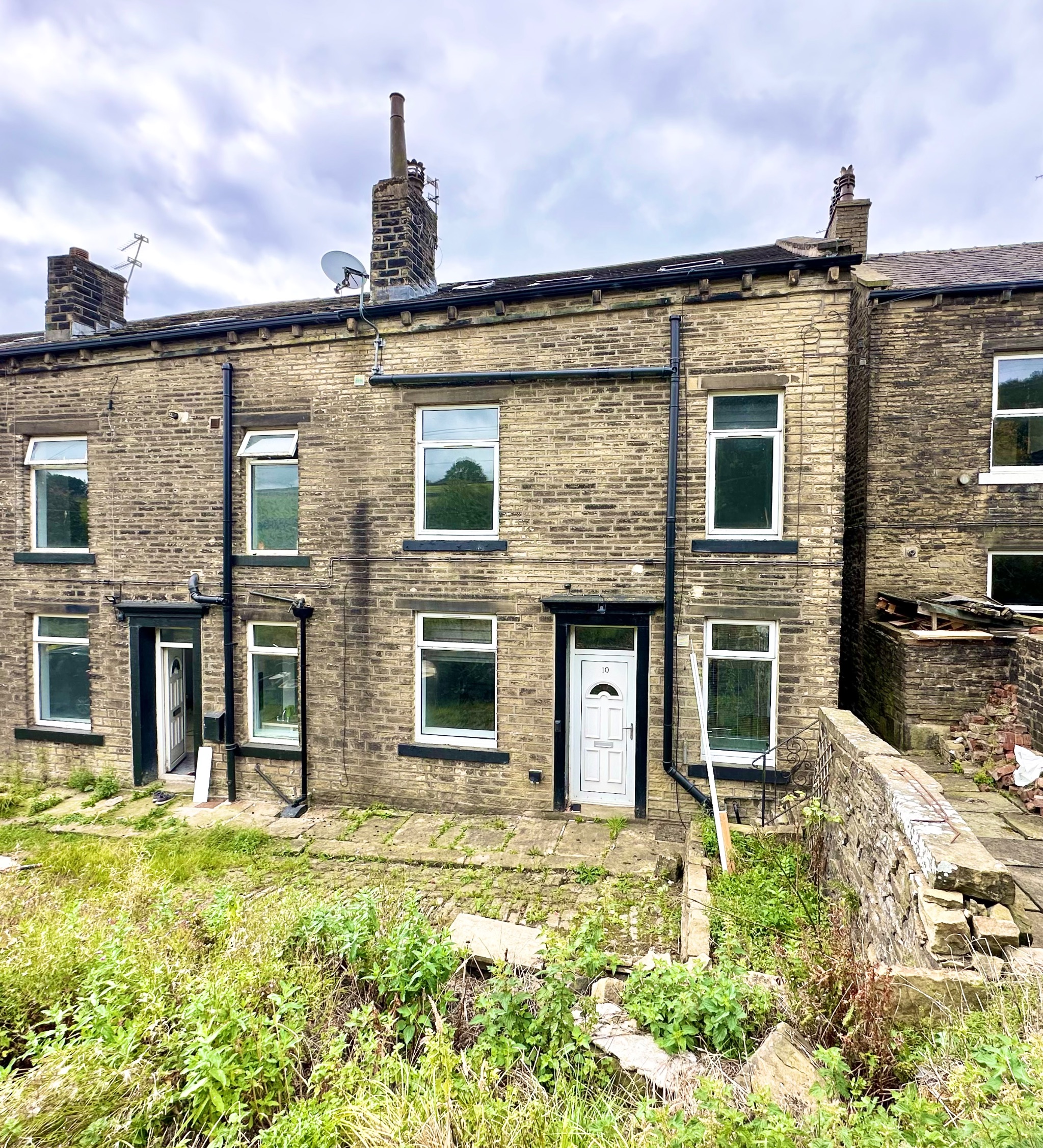 3 bedroom end terraced house For Sale in Midgley - Photograph 1.