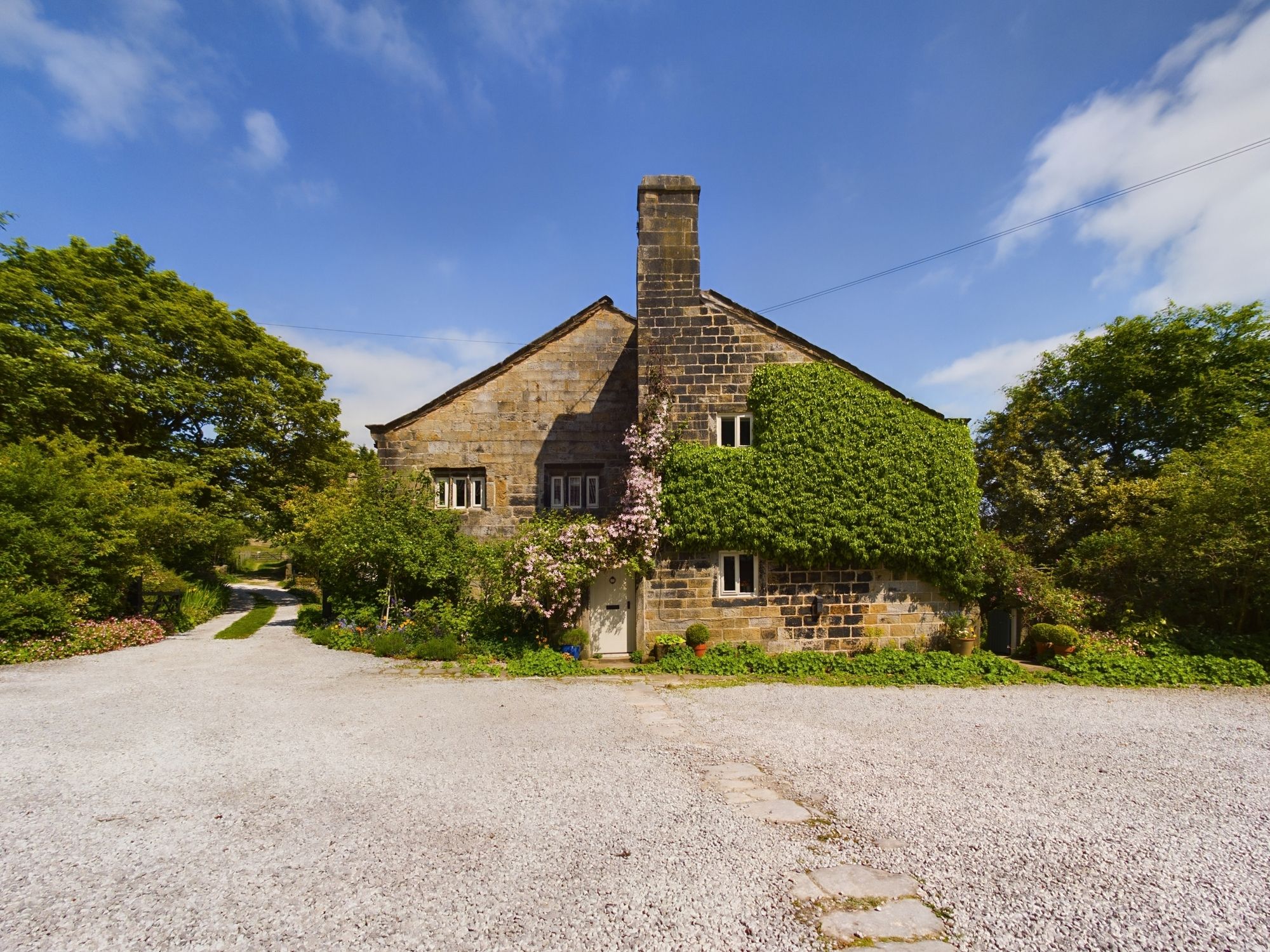 7 bedroom detached house For Sale in Todmorden - Property photograph.