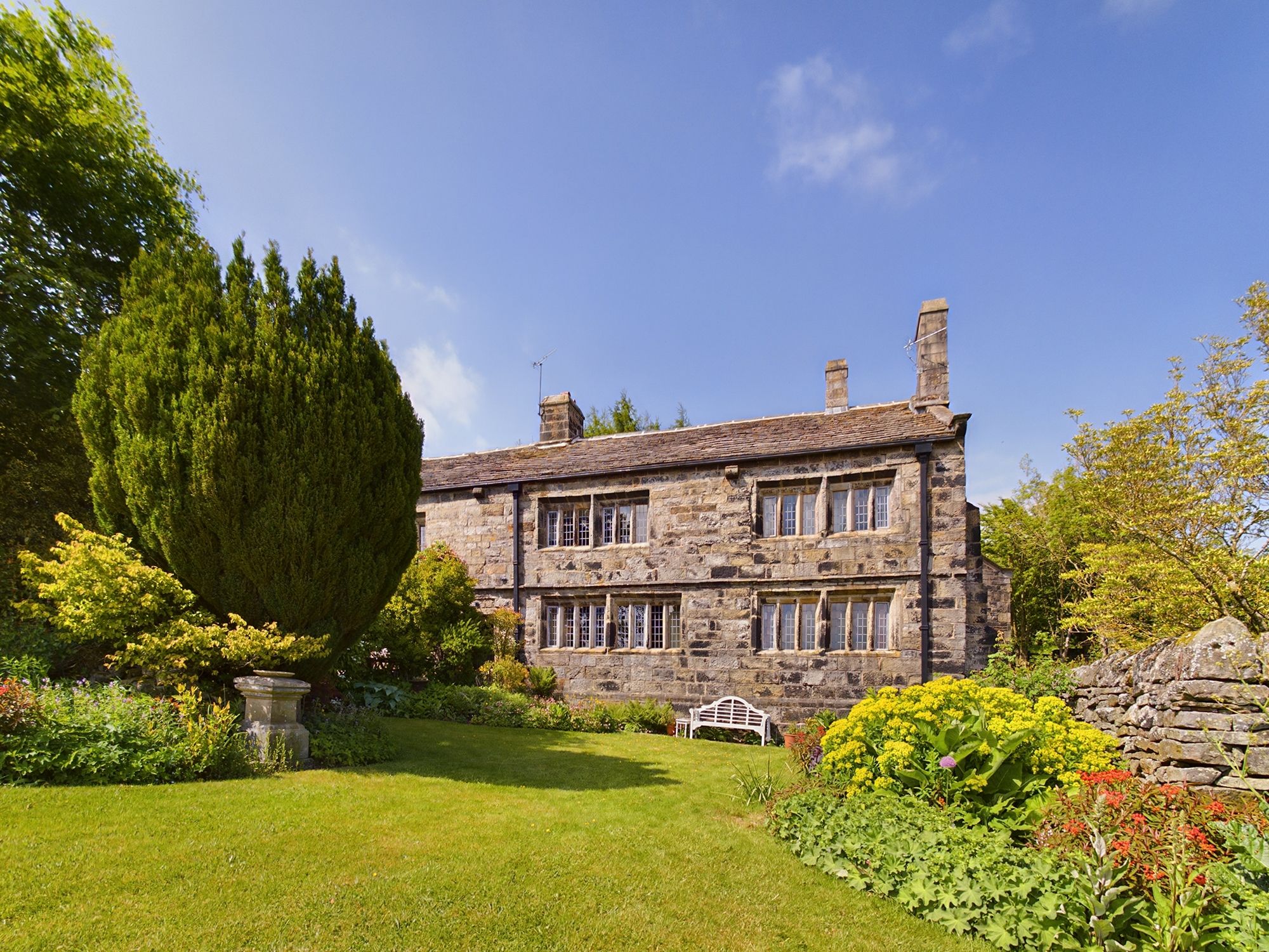 7 bedroom detached house For Sale in Todmorden - Property photograph.