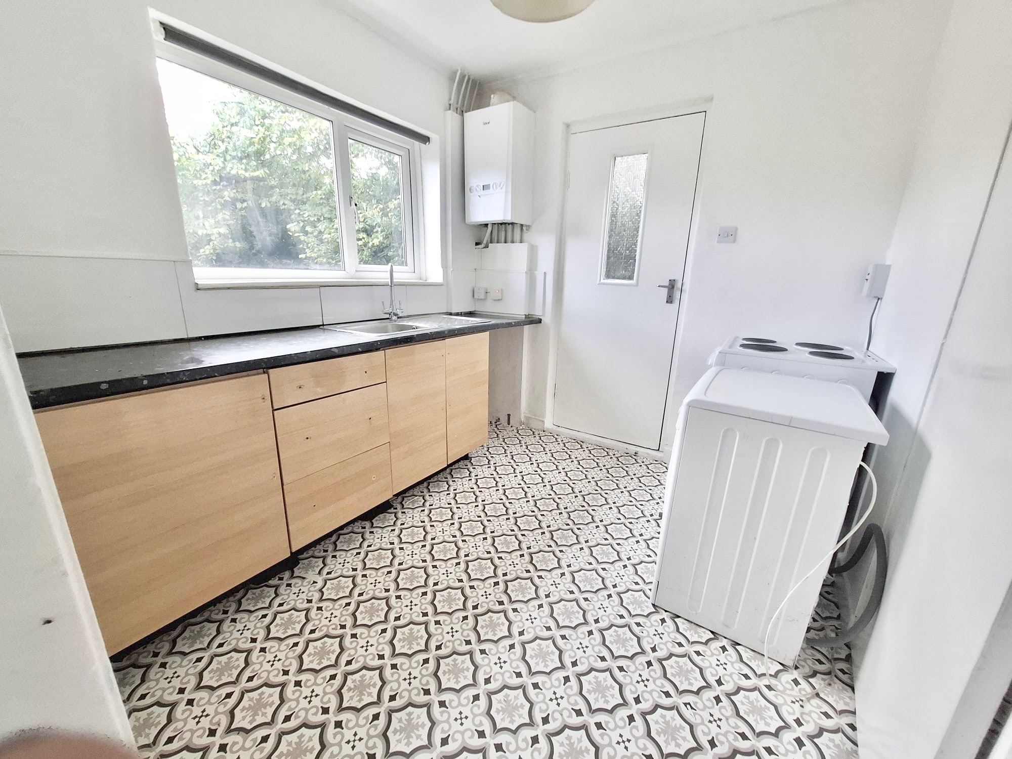 2 bedroom end terraced house To Let in Bradford - Photograph 2.