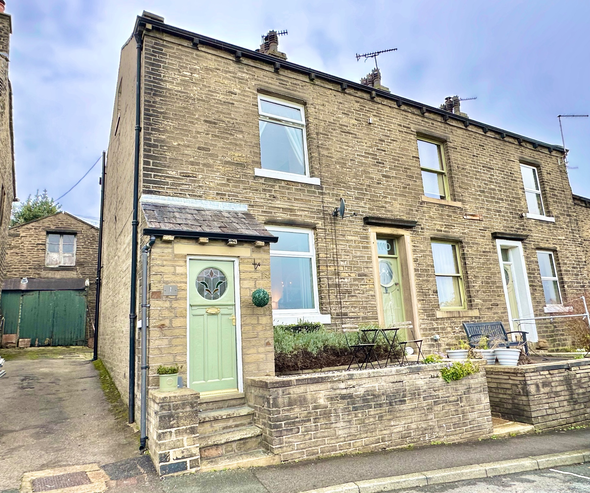 3 bedroom end terraced house For Sale in Halifax - Photograph 1.