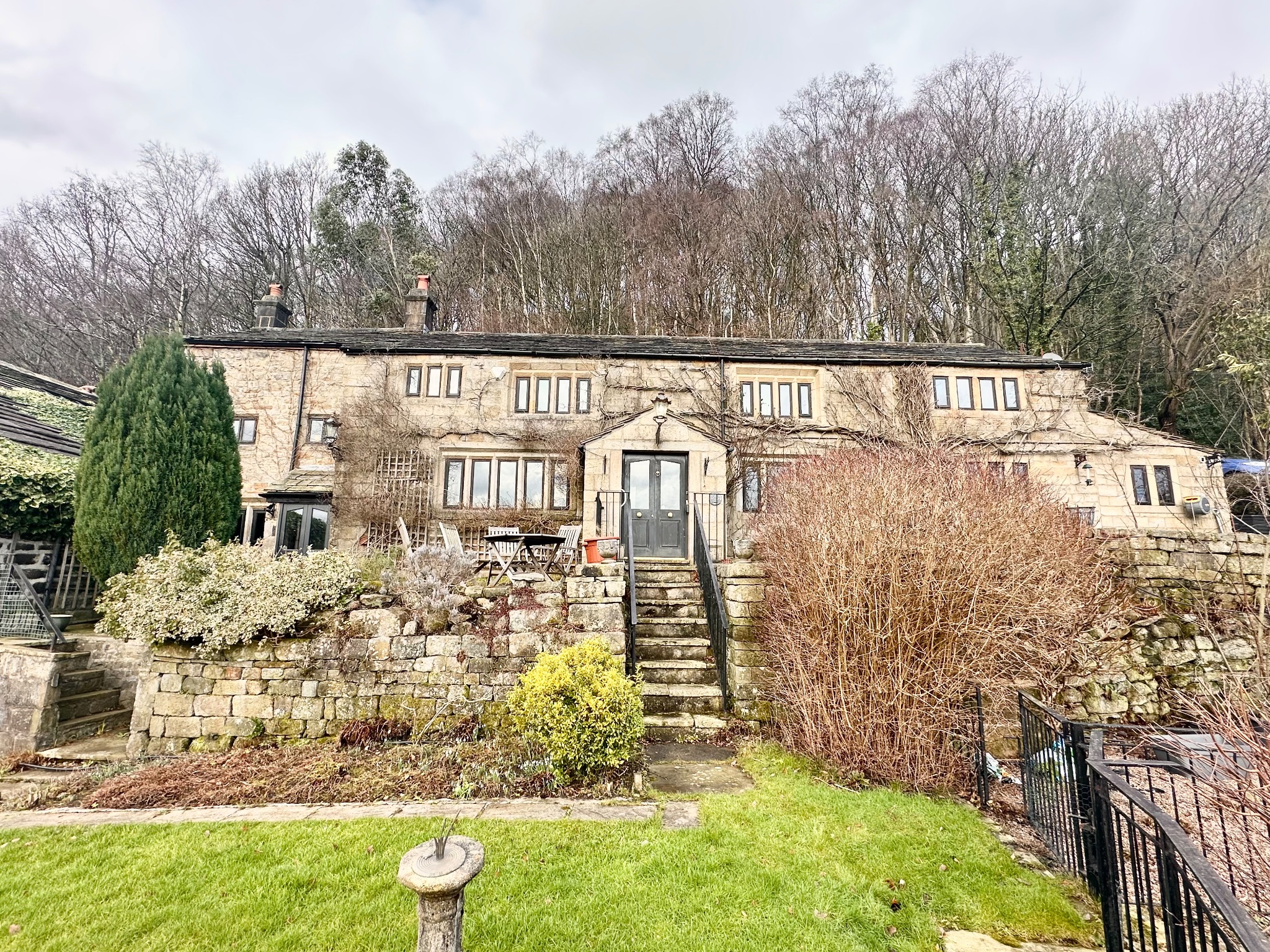 4 bedroom detached house For Sale in Todmorden - Property photograph.