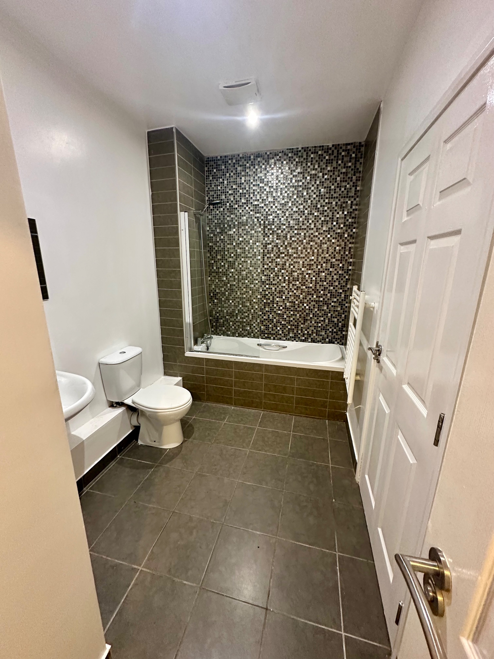 2 bedroom ground floor flat/apartment For Sale in Halifax - Photograph 8.