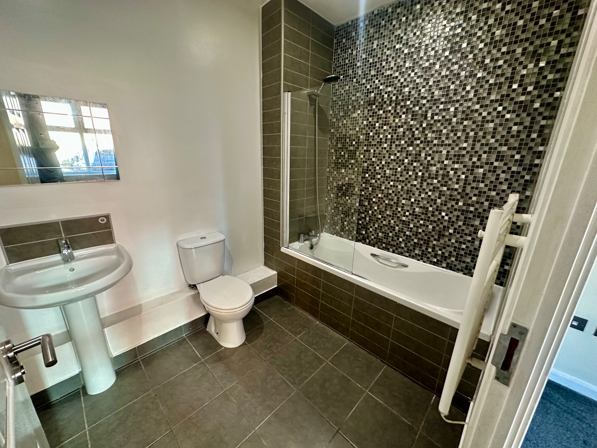 2 bedroom ground floor flat/apartment For Sale in Halifax - Photograph 6.