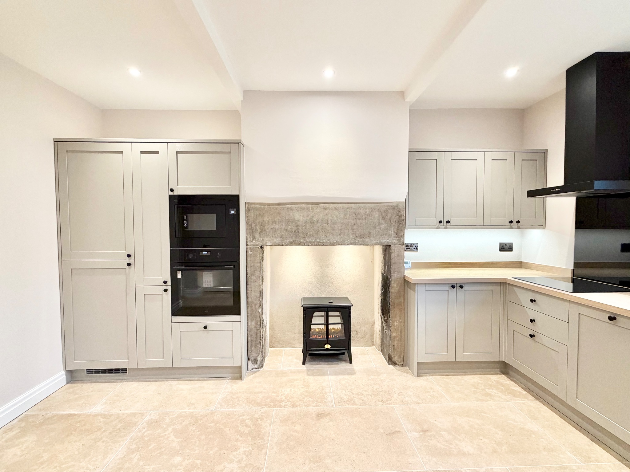 3 bedroom mid terraced house To Let in Halifax - Property photograph.