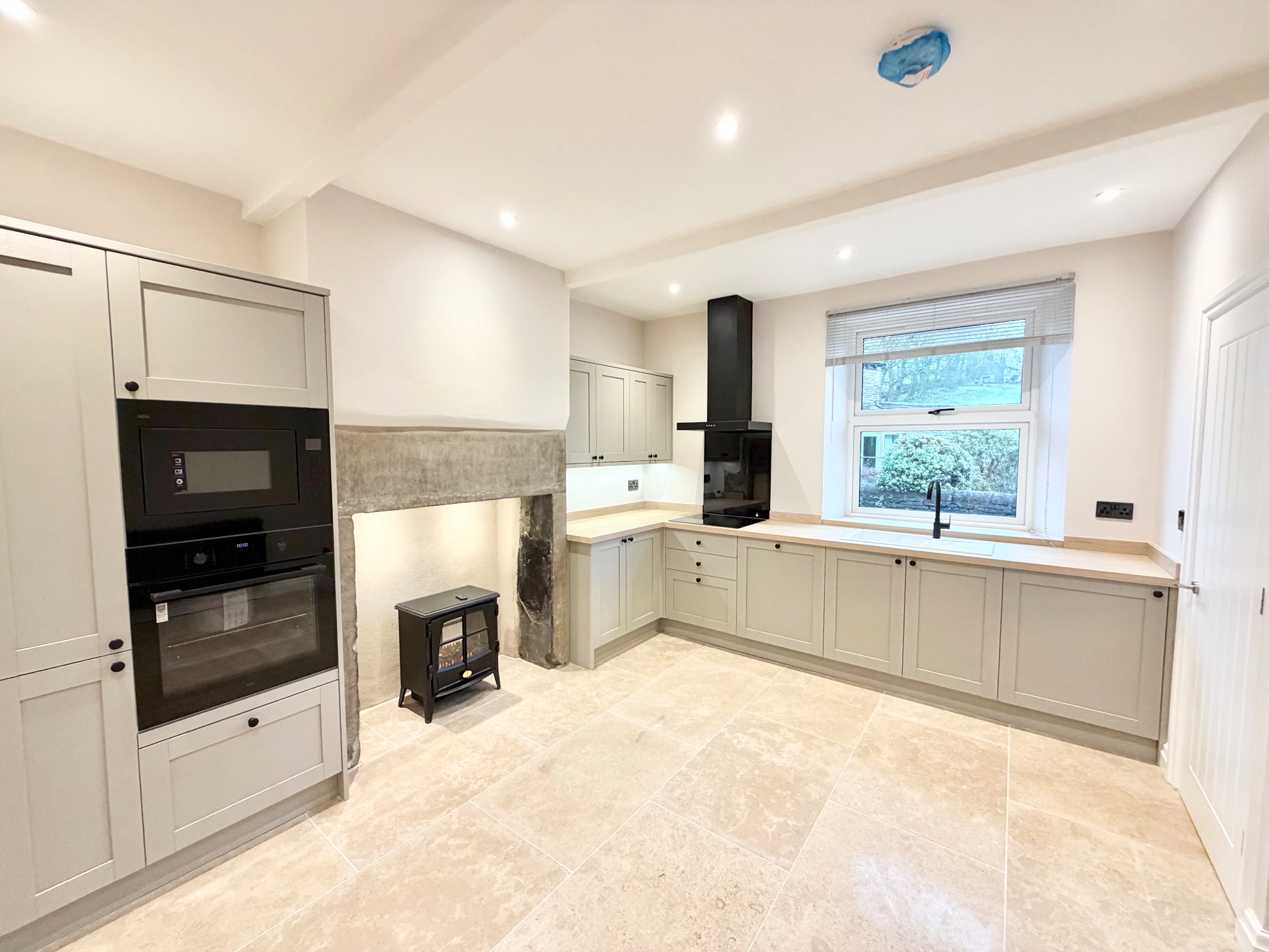 3 bedroom mid terraced house To Let in Halifax - Property photograph.