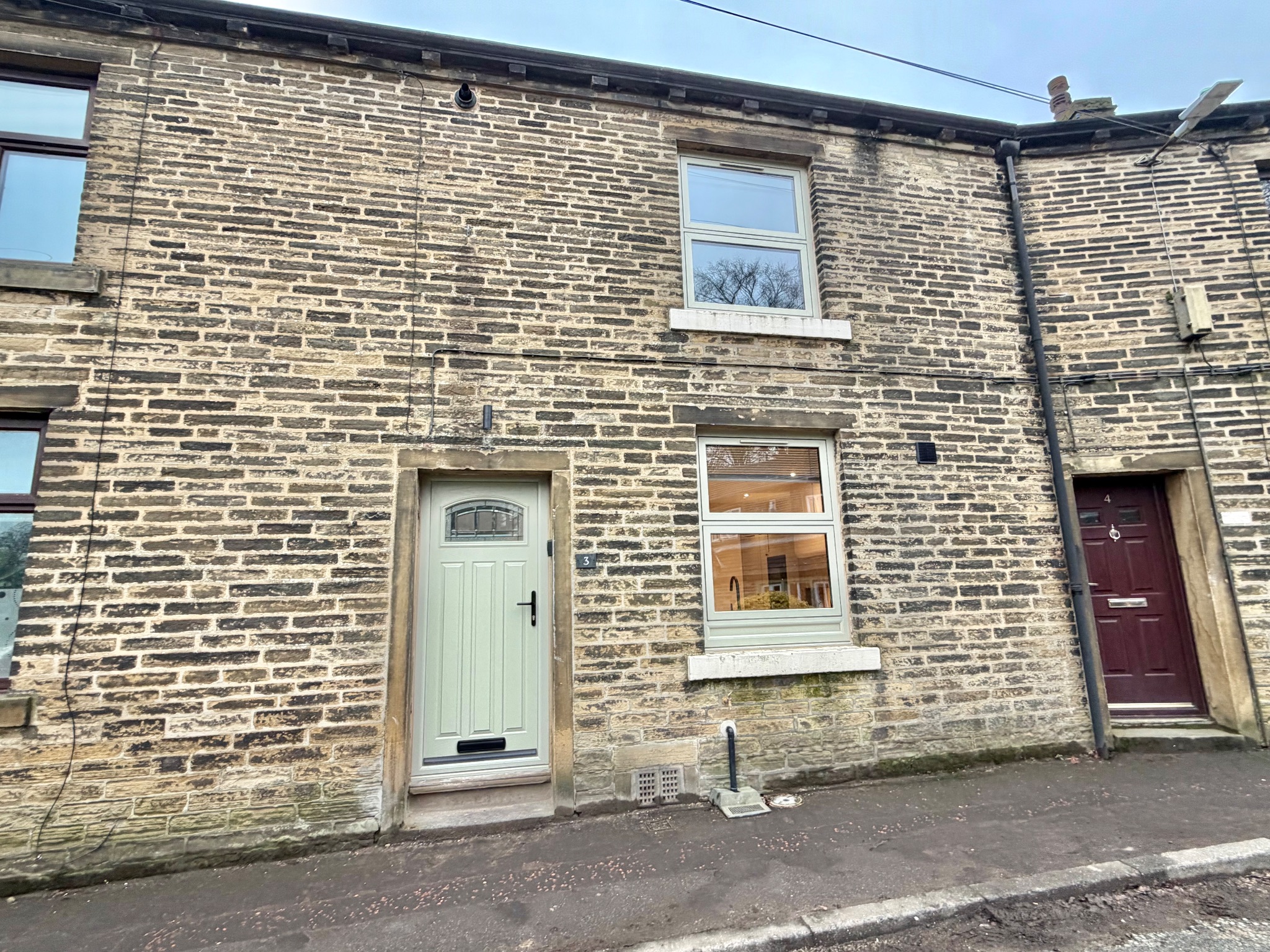 3 bedroom mid terraced house To Let in Halifax - Property photograph.