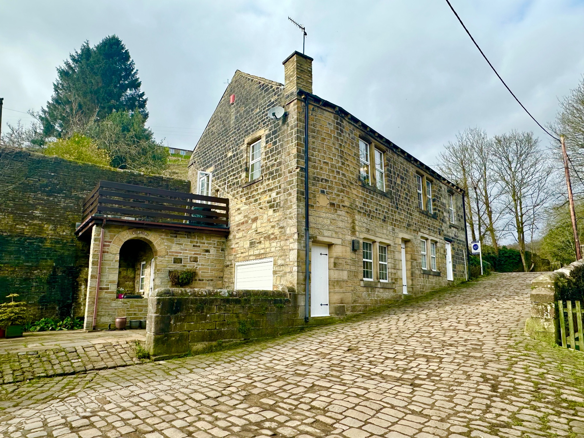 3 bedroom detached house For Sale in Halifax - Property photograph.