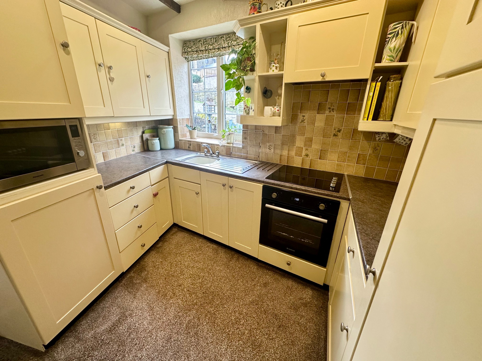 3 bedroom detached house For Sale in Halifax - Photograph 15.