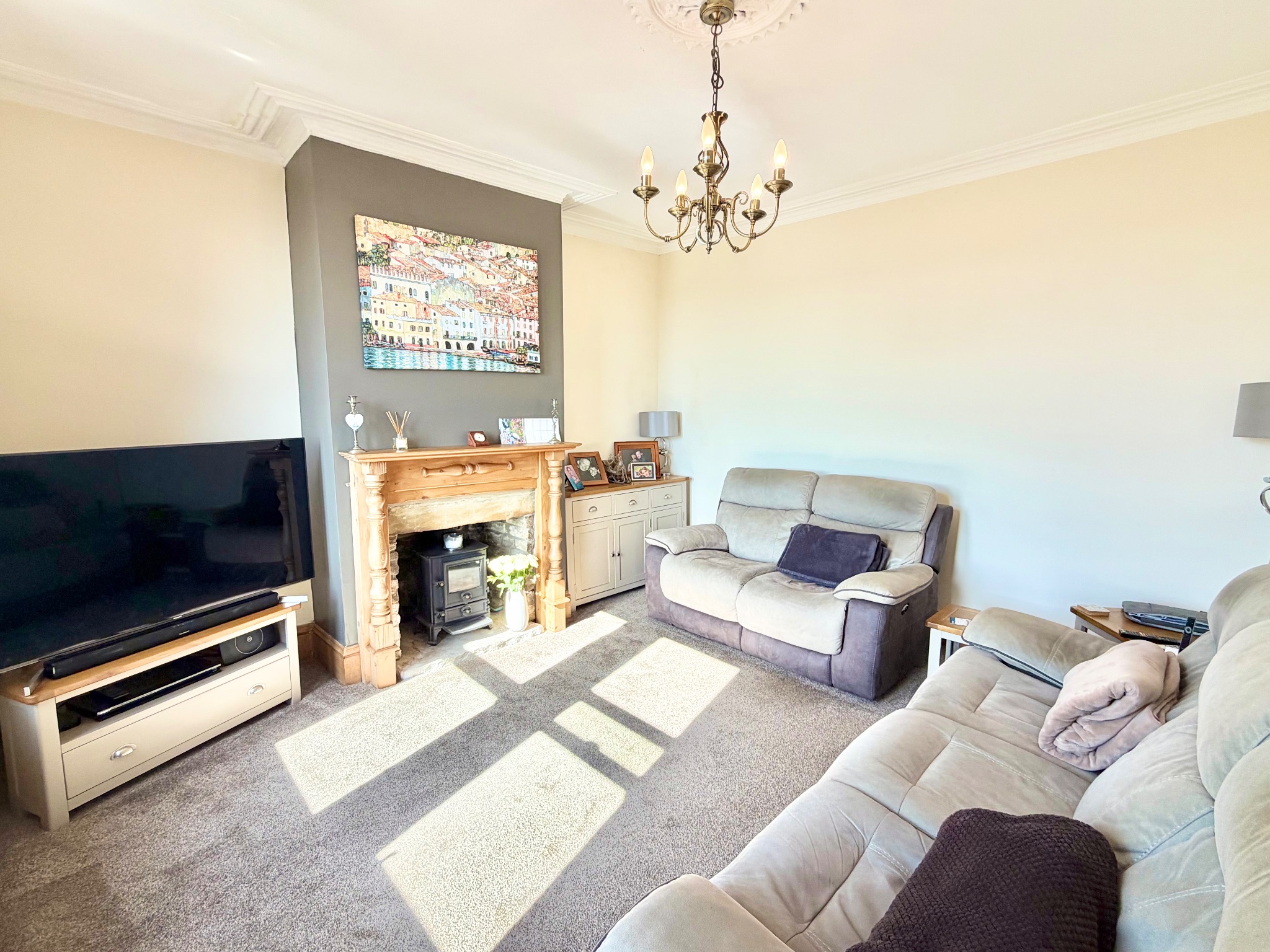 4 bedroom end terraced house For Sale in Halifax - Photograph 4.