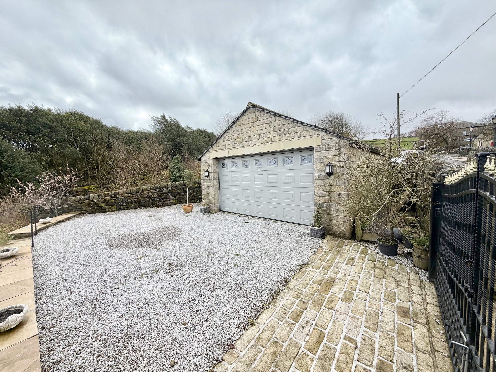 6 bedroom detached house For Sale in Luddendenfoot - Photograph 33.
