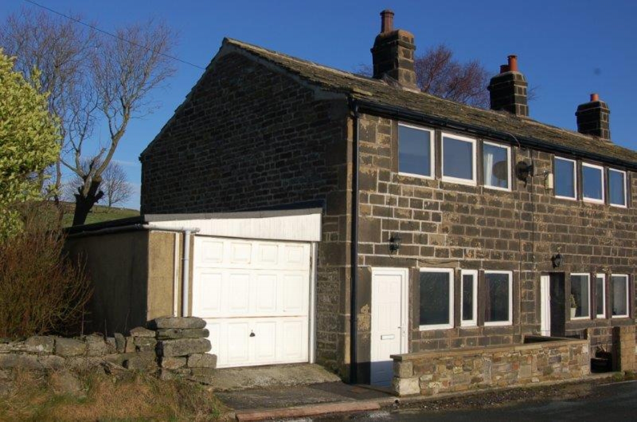 2 bedroom end terraced house To Let in Hebden Bridge - Photograph 1