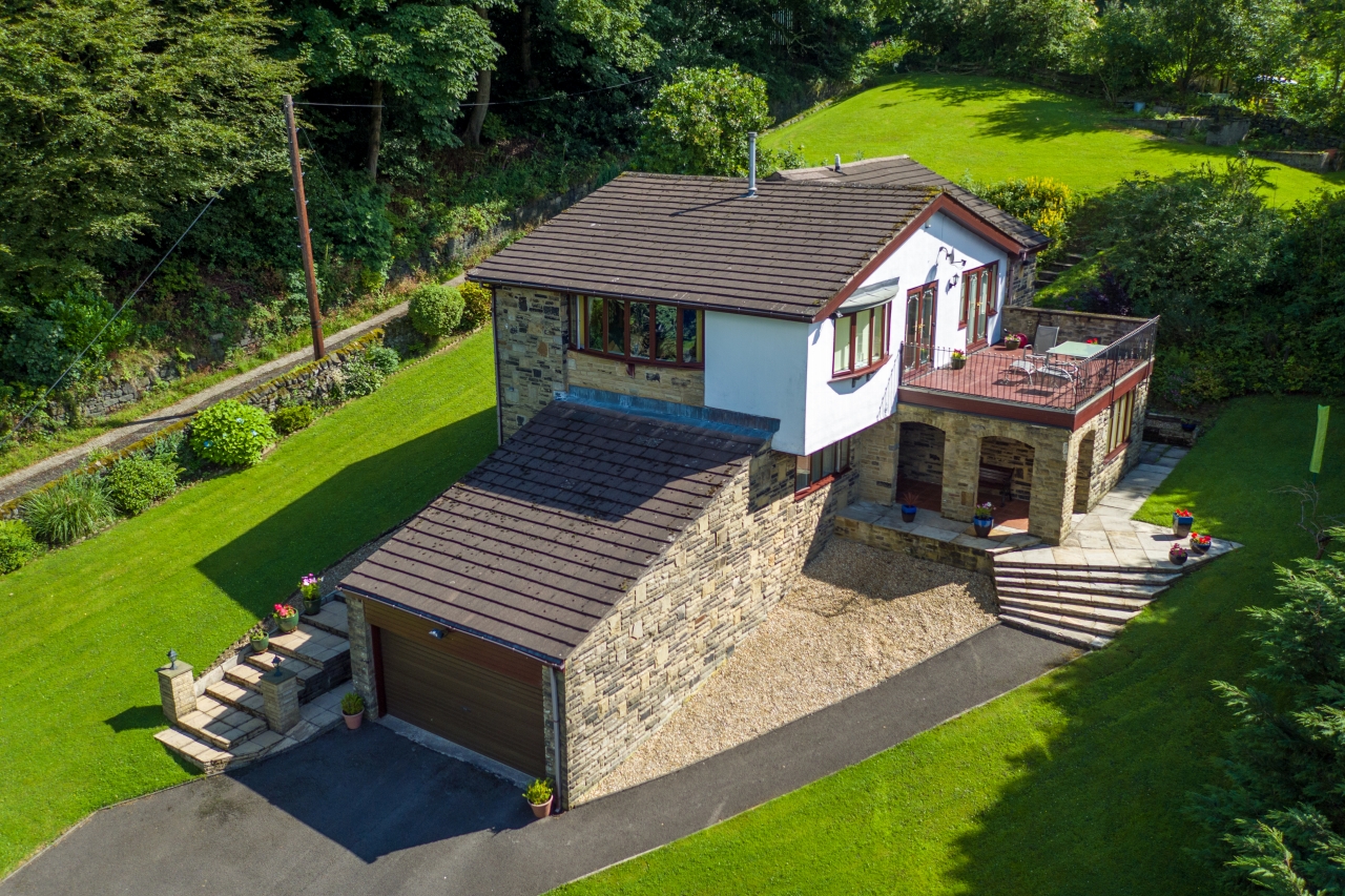 4 bedroom detached house For Sale in Todmorden - Main Image
