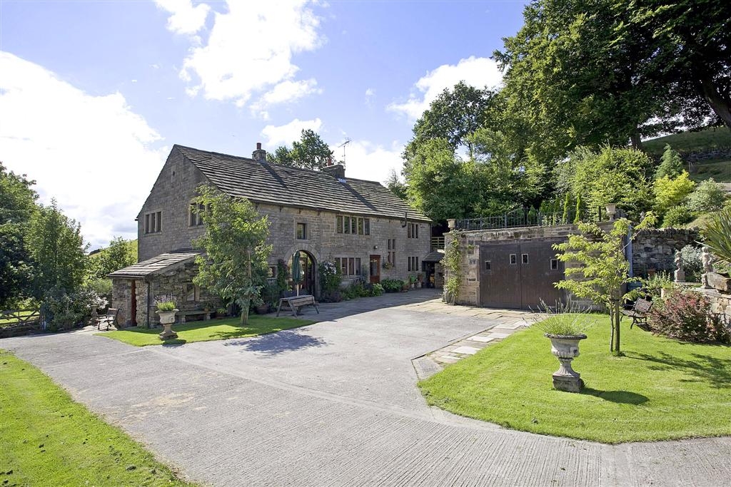 5 bedroom detached house To Let in Halifax - Photograph 1