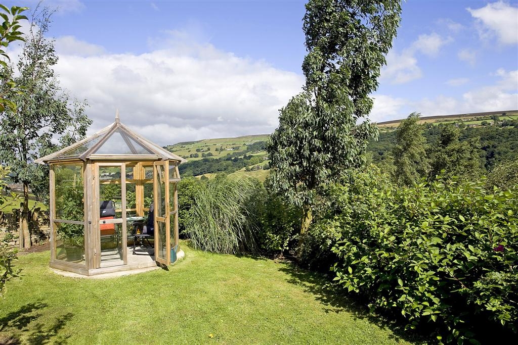 5 bedroom detached house To Let in Halifax - Photograph 2