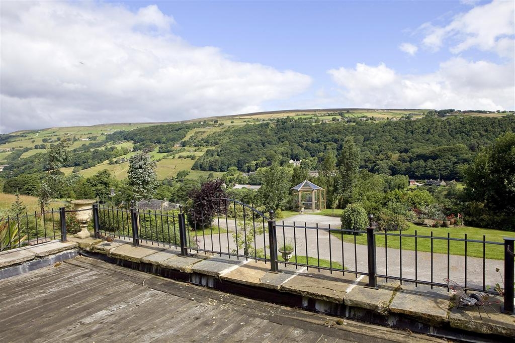 5 bedroom detached house To Let in Halifax - Photograph 3
