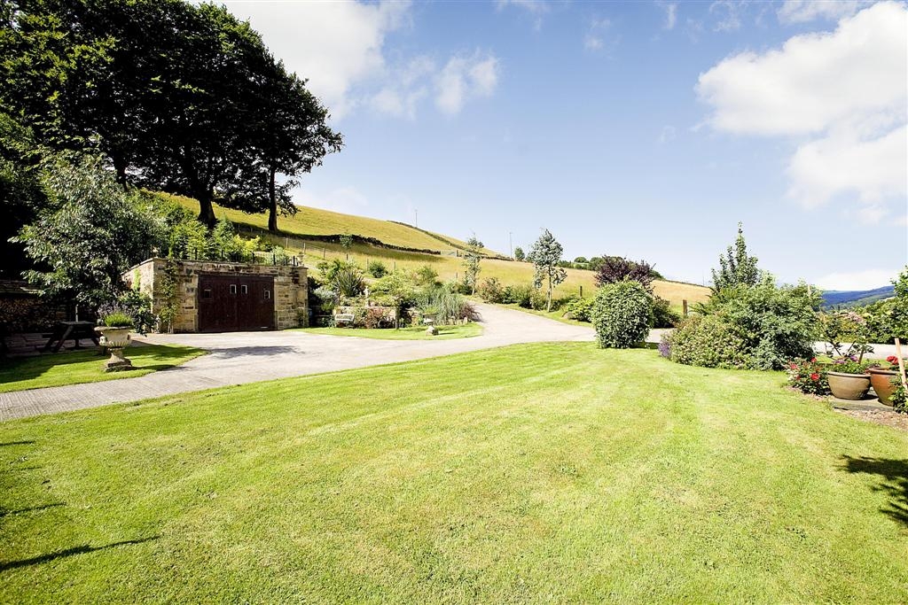 5 bedroom detached house To Let in Halifax - Photograph 4