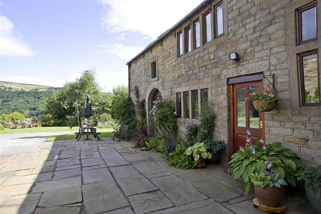 5 bedroom detached house To Let in Halifax - Photograph 5