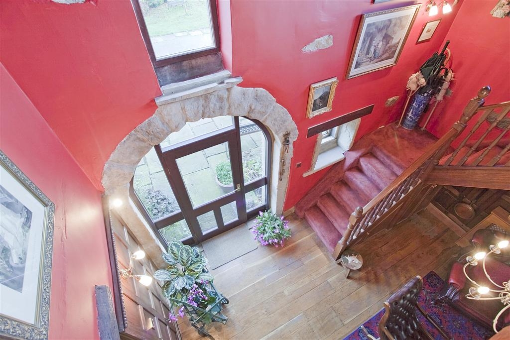 5 bedroom detached house To Let in Halifax - Photograph 10