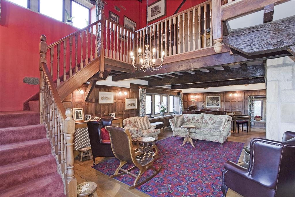 5 bedroom detached house To Let in Halifax - Photograph 11