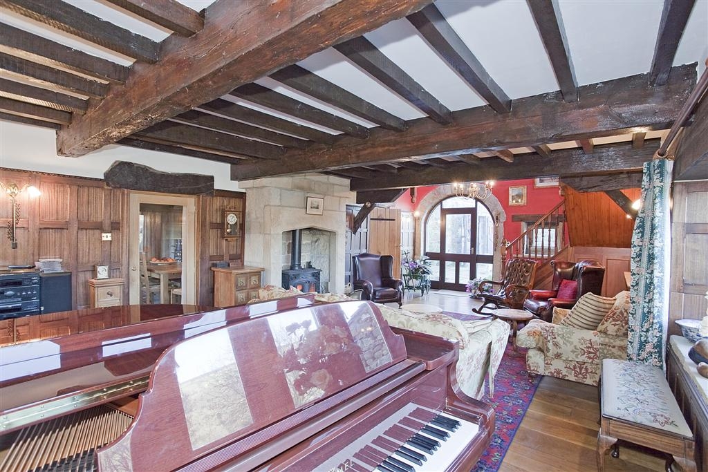 5 bedroom detached house To Let in Halifax - Photograph 15