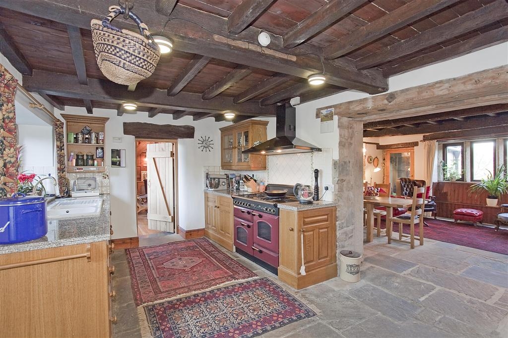 5 bedroom detached house To Let in Halifax - Photograph 19