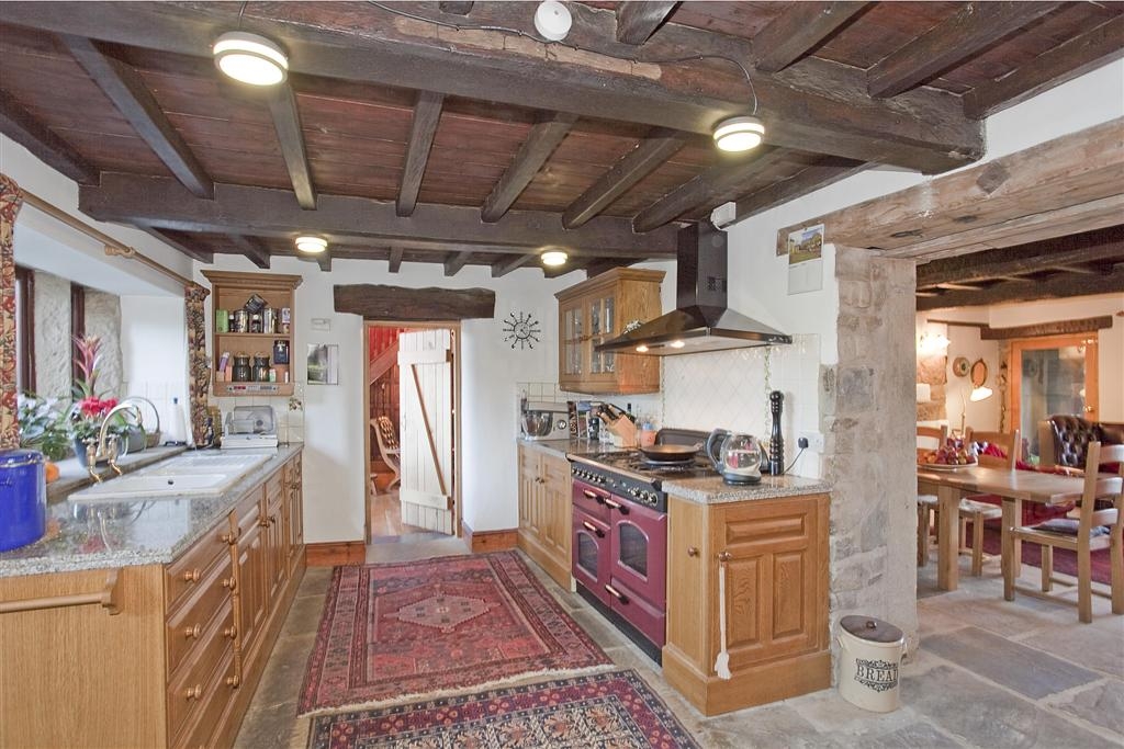 5 bedroom detached house To Let in Halifax - Photograph 20