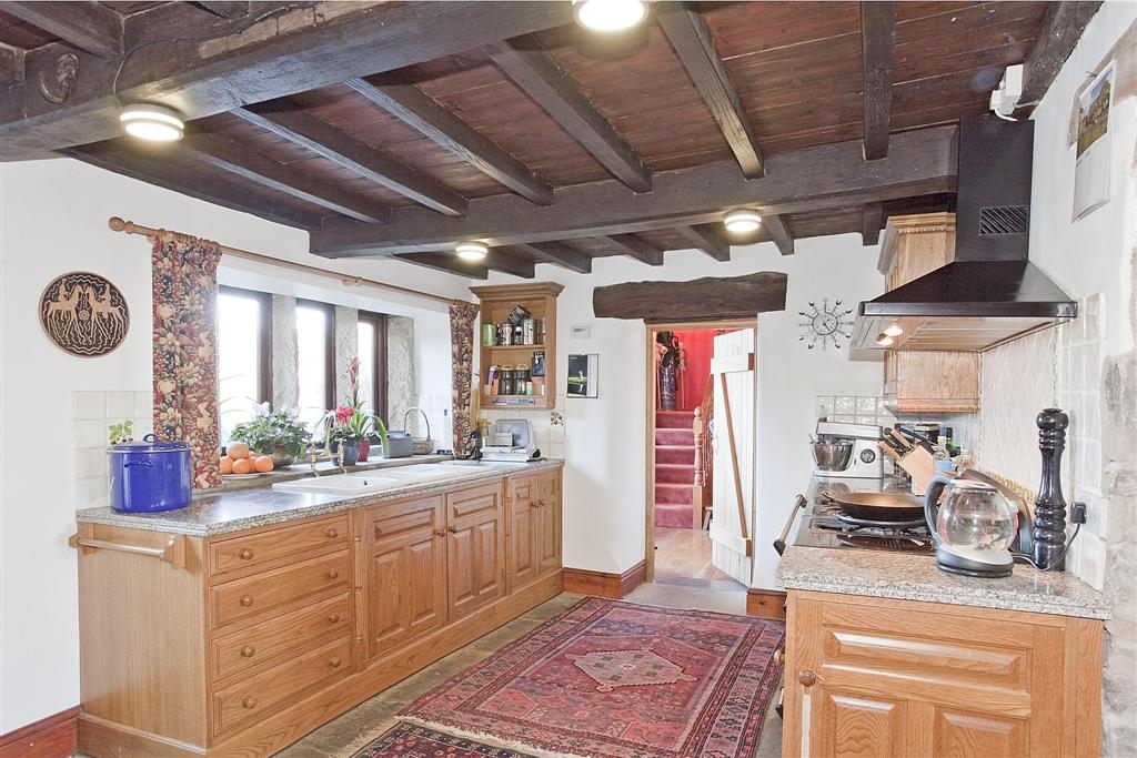 5 bedroom detached house To Let in Halifax - Photograph 21