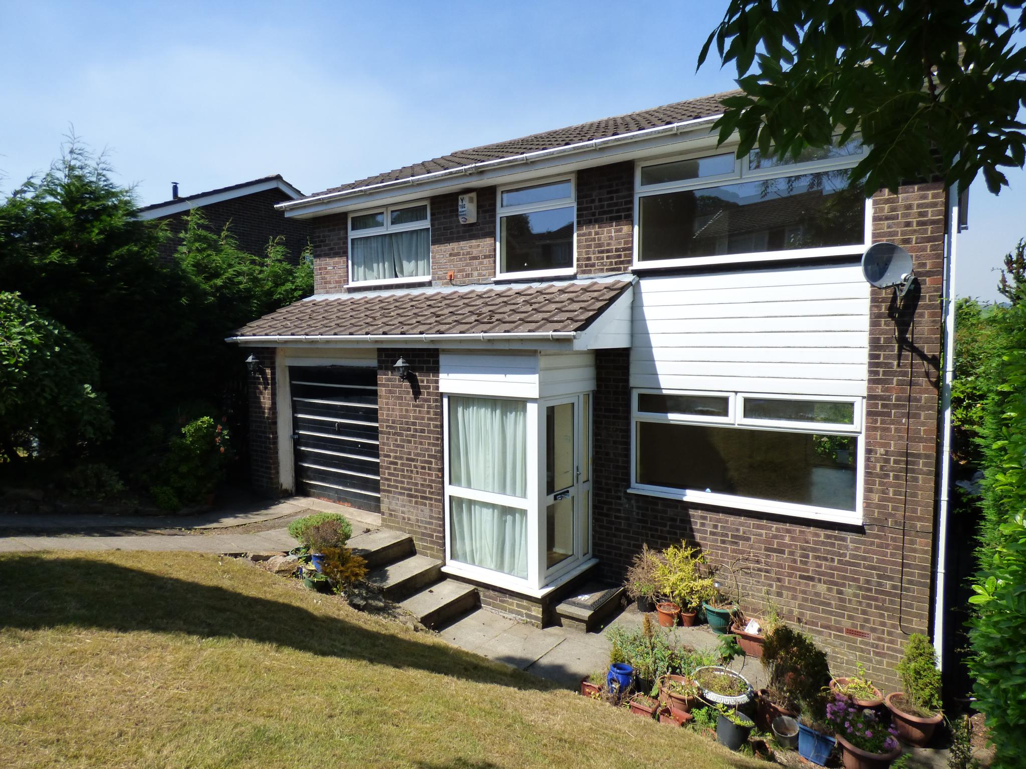 4 Bed Detached House For Sale - Photograph 1