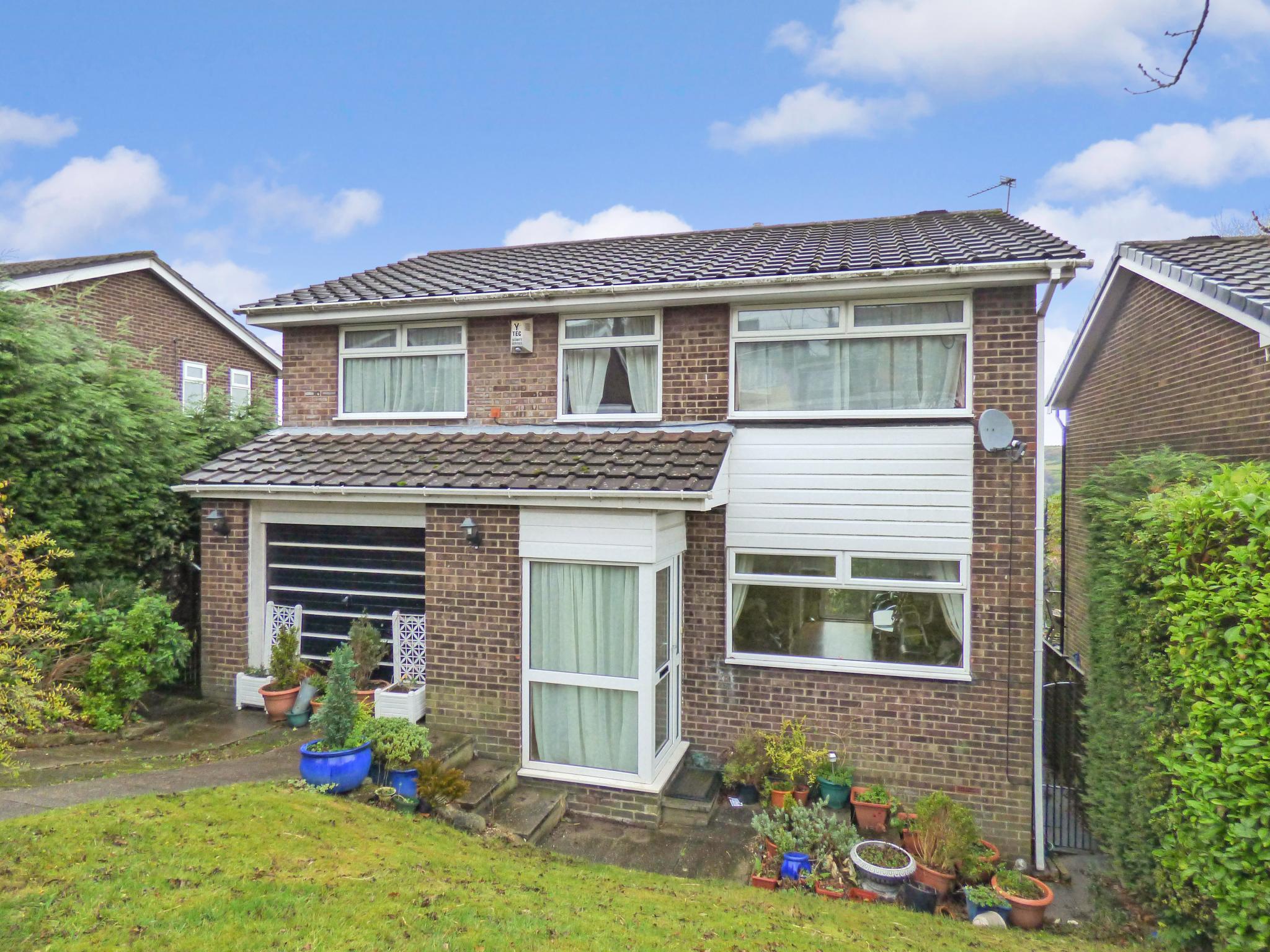 4 Bed Detached House For Sale - Photograph 1