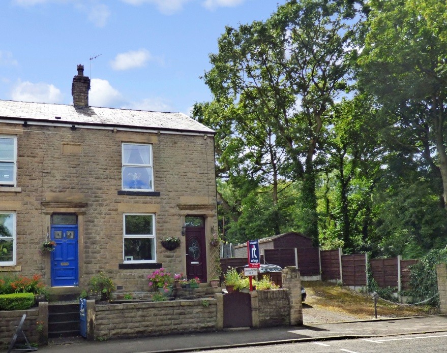 3 Bed Semi-detached House For Sale - Photograph 1