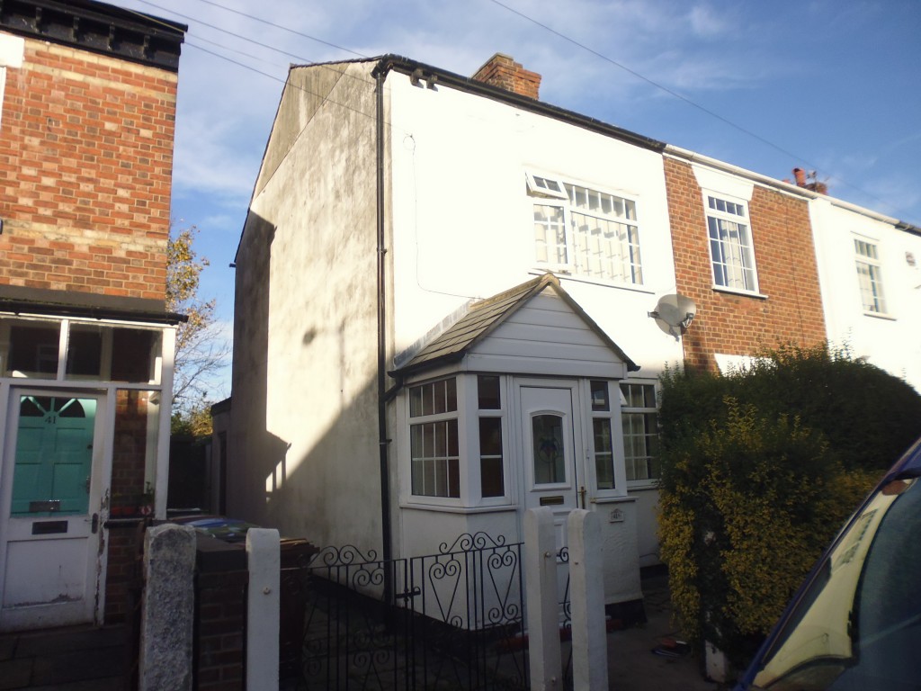 2 Bed End Terraced House To Rent - Photograph 1