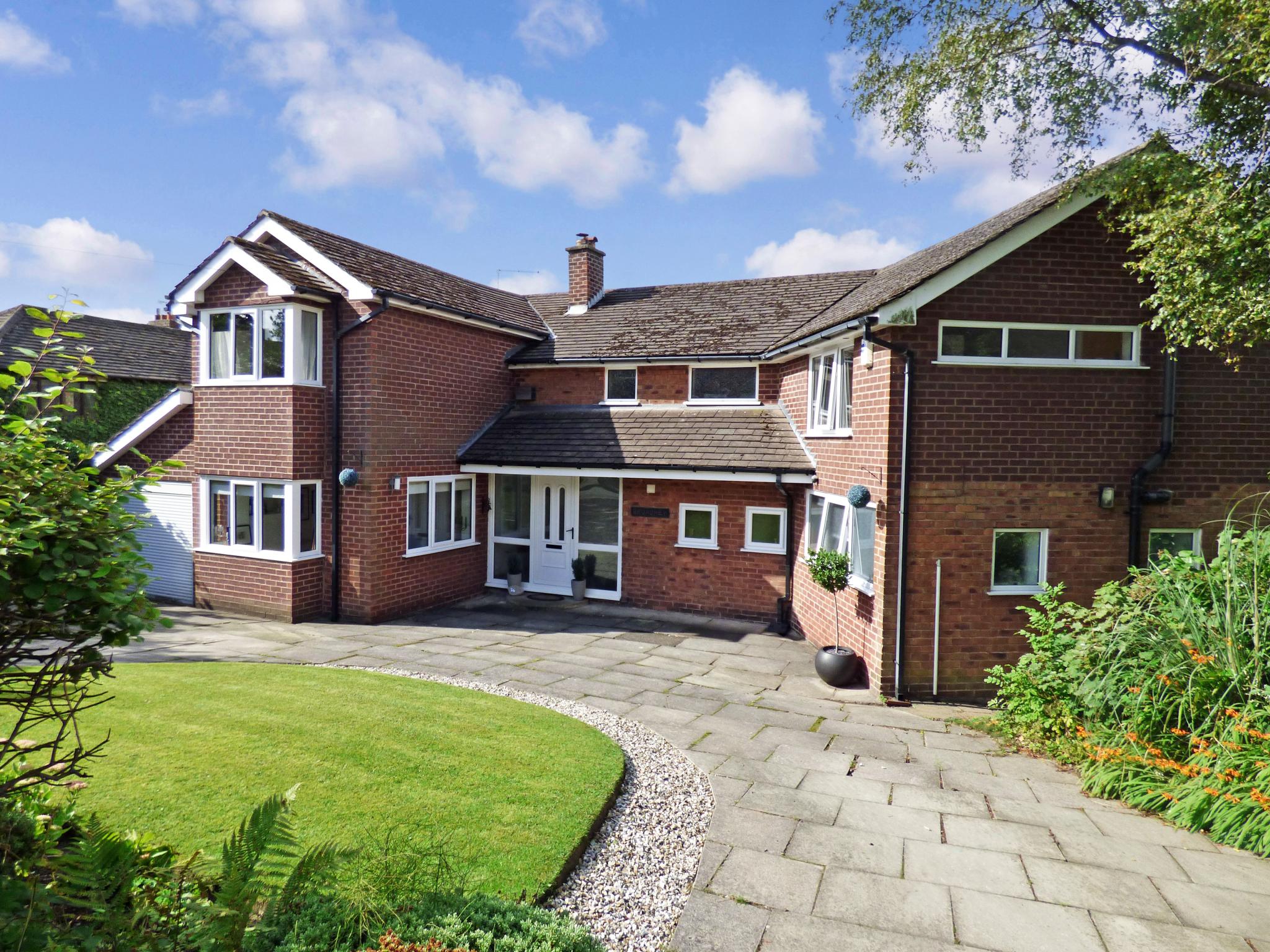 6 Bed Detached House For Sale - Photograph 1