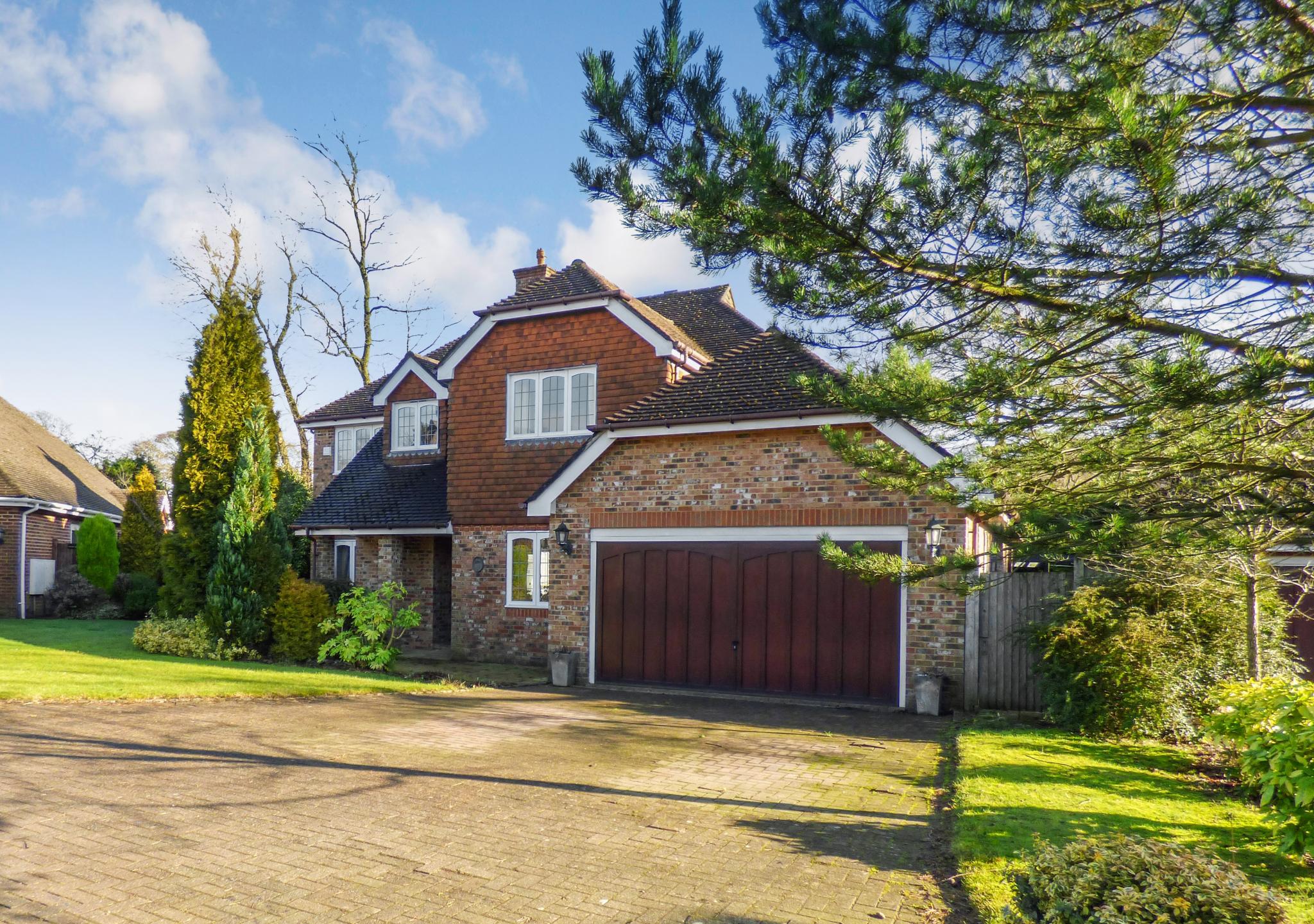 5 Bed Detached House For Sale - Photograph 1