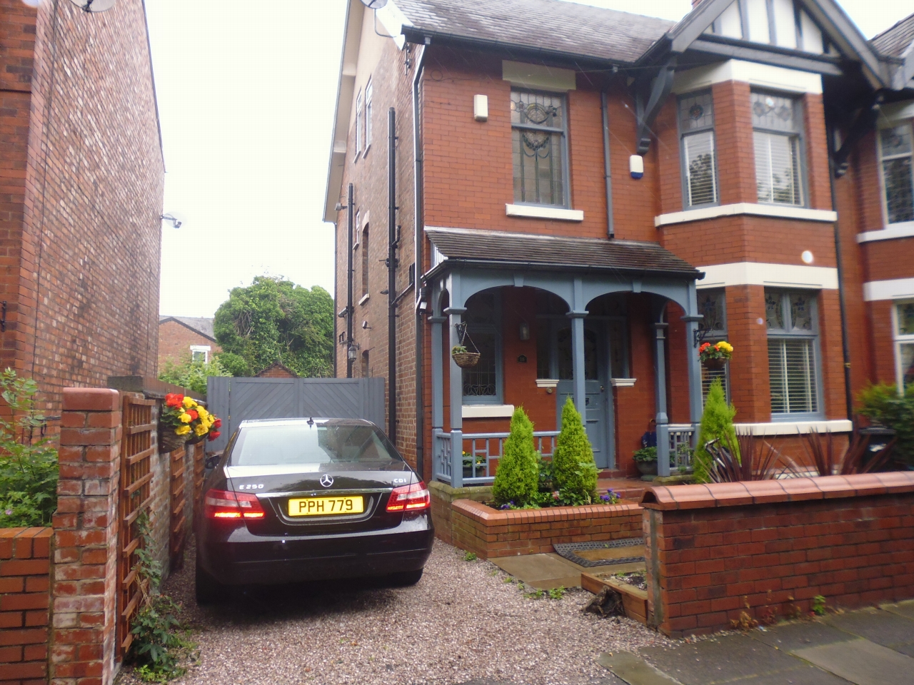 5 Bed Semi-detached House For Sale - Main Image