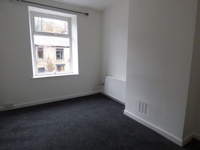 2 bedroom cottage house To Let in High Peak - Photograph 4.