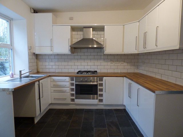 2 bedroom cottage house To Let in High Peak - Photograph 2.