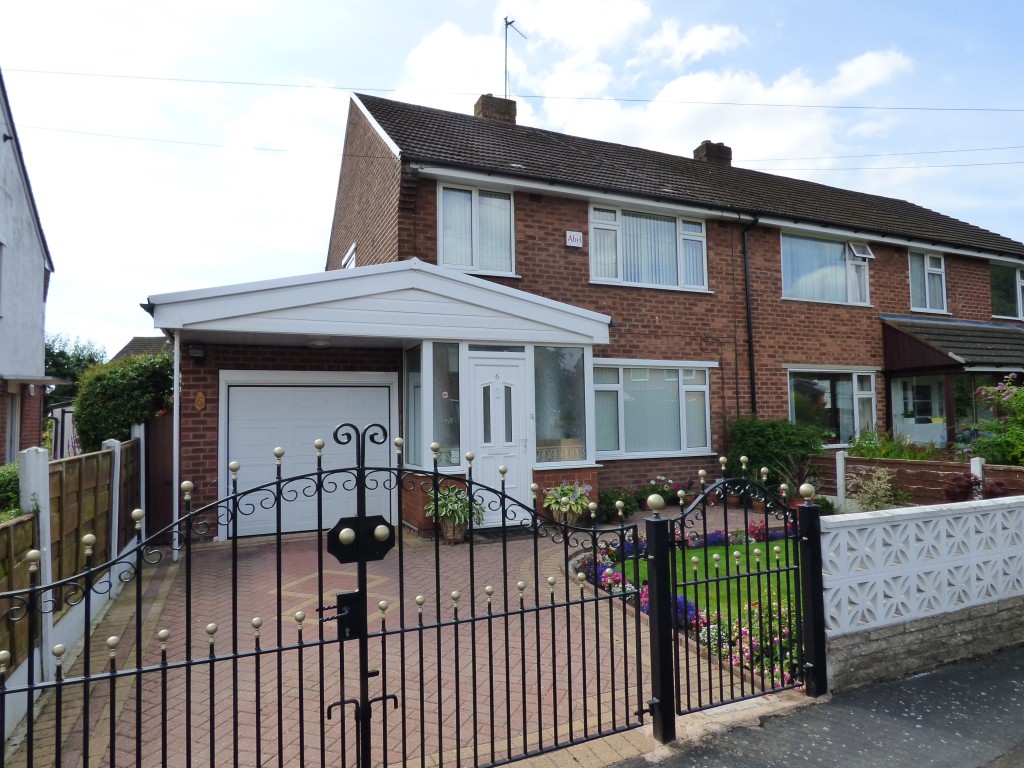 4 Bed Semi-detached House For Sale - Photograph 1