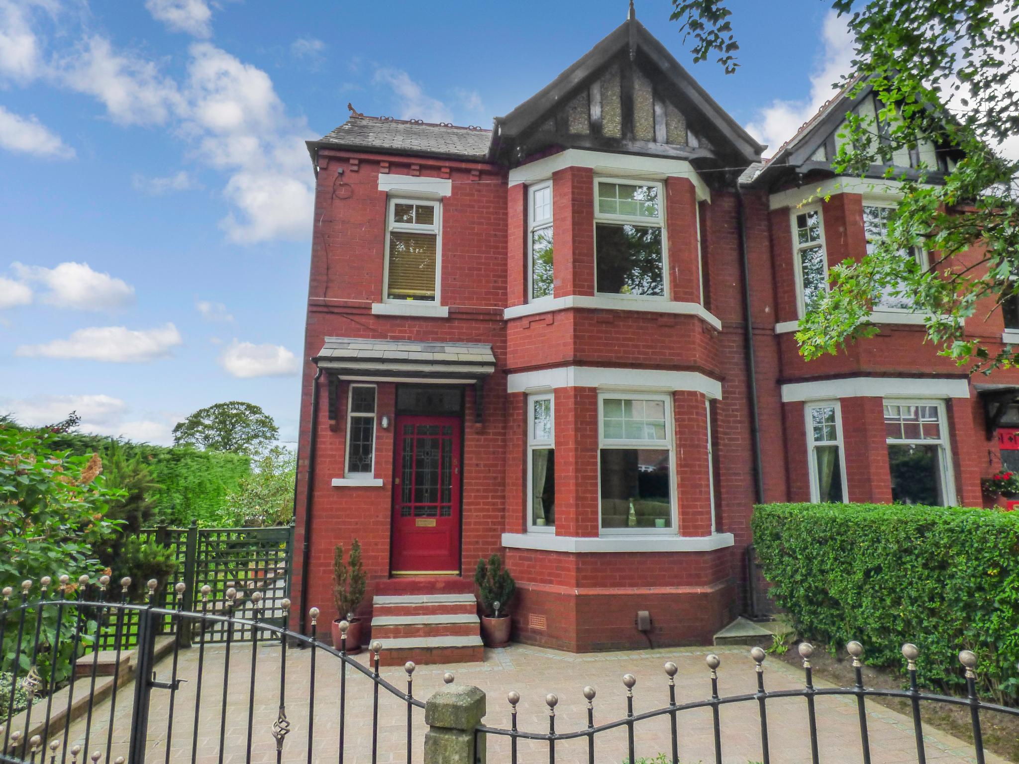 3 Bed Semi-detached House For Sale - Photograph 1
