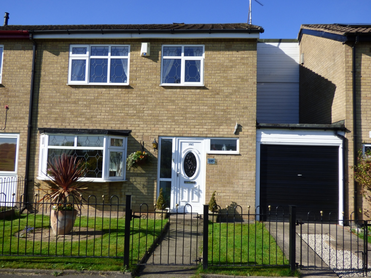 4 Bed Mid Terraced House For Sale - Main Image
