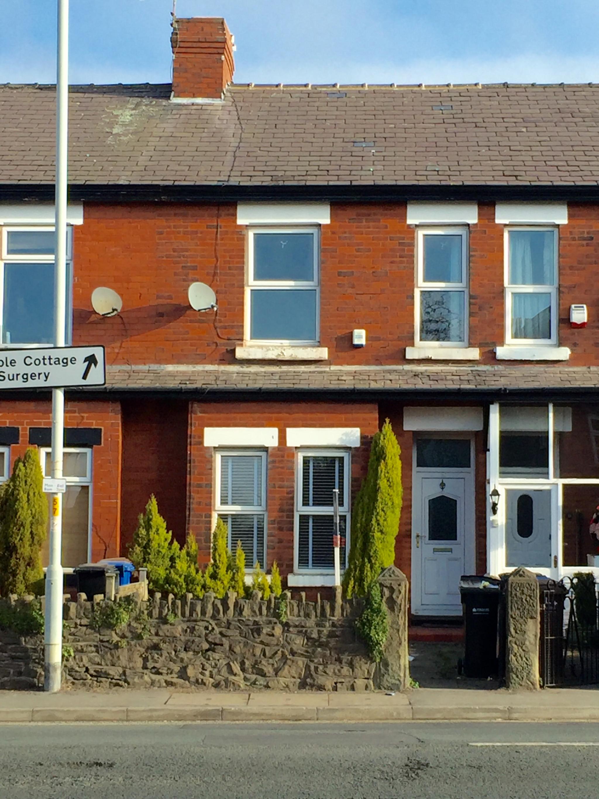 3 Bed Mid Terraced House To Rent - Photograph 1
