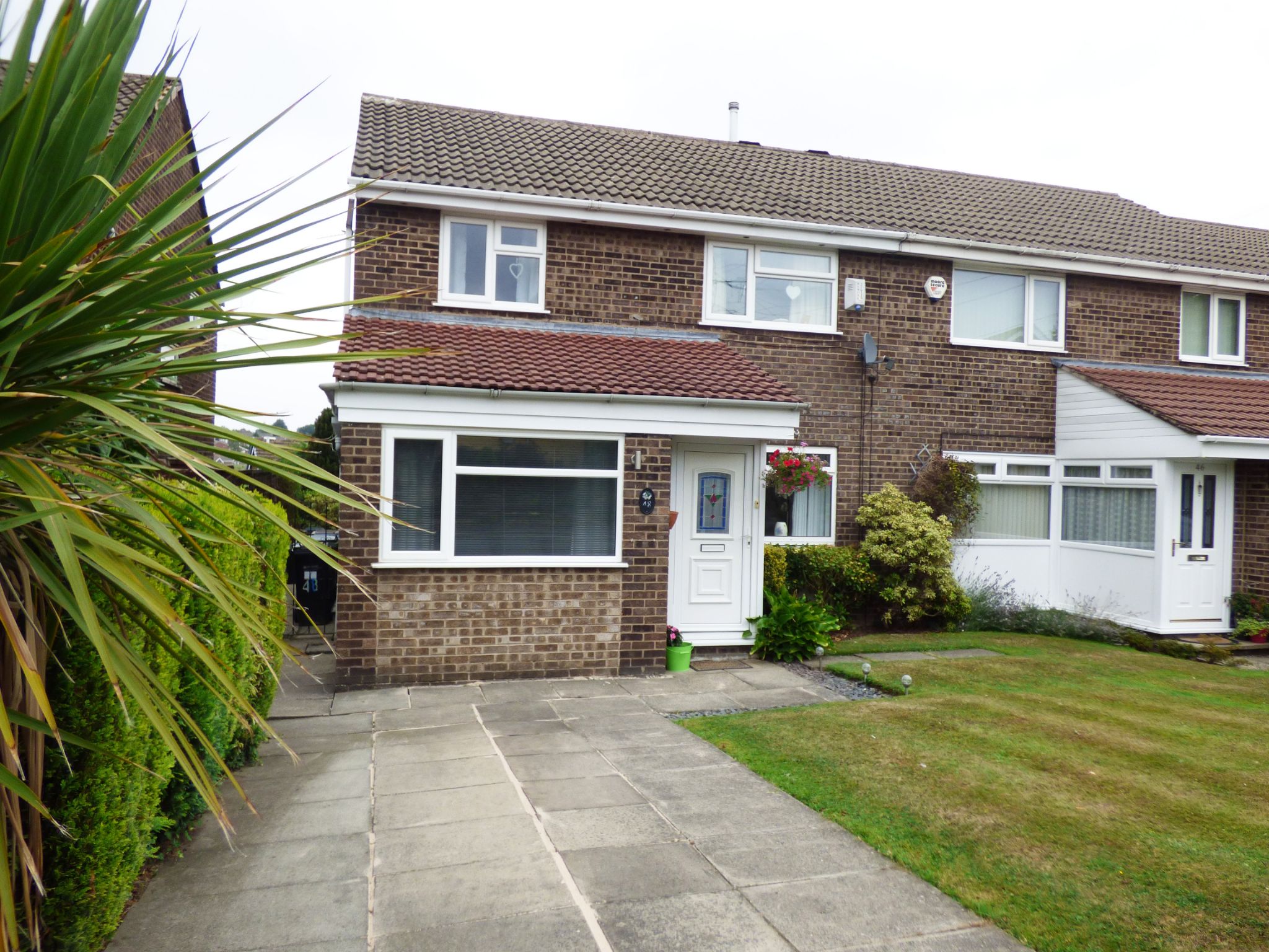 3 Bed Semi-detached House For Sale - Photograph 1