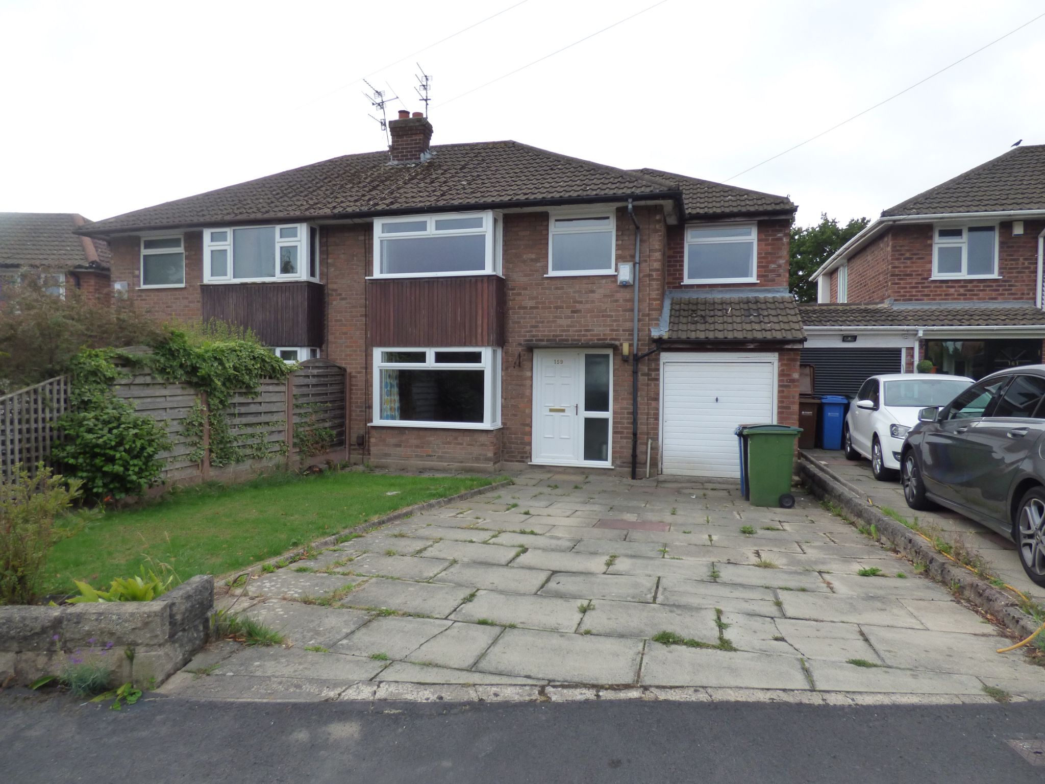 Meadway, Bramhall, SK7 5 bedroom semidetached house To Let in