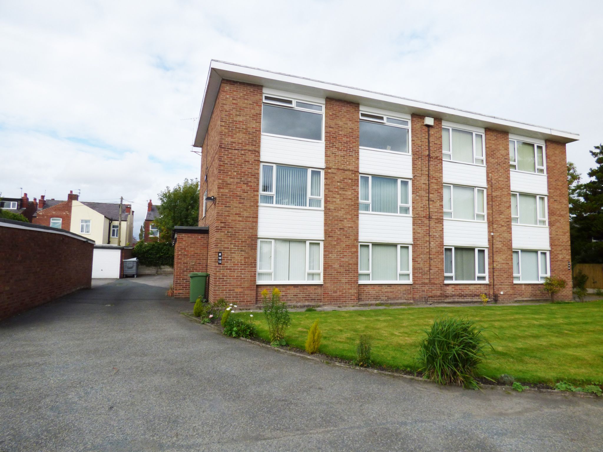 2 Bed Apartment Flat/apartment For Sale - Photograph 1
