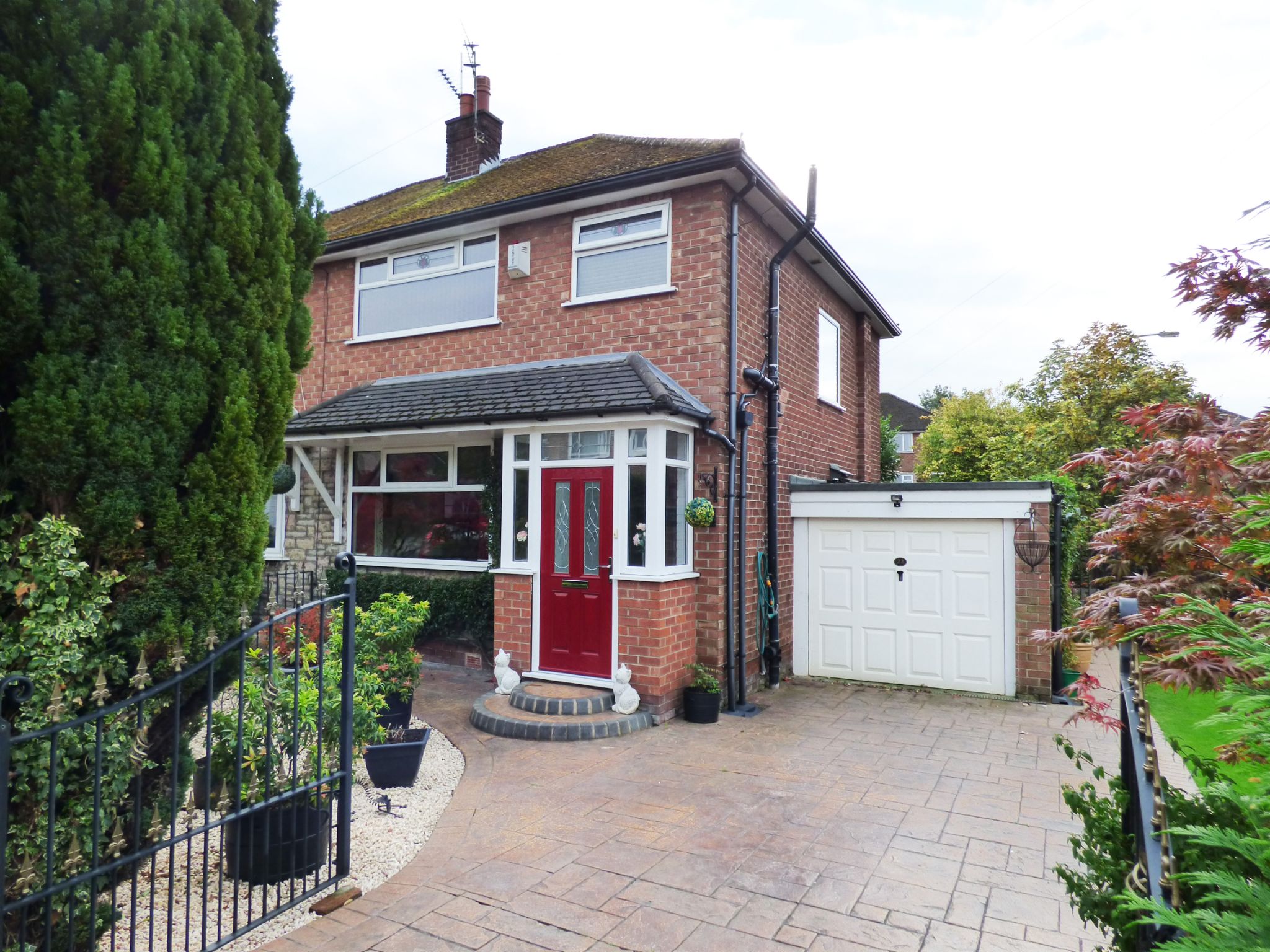 3 Bed Semi-detached House For Sale - Photograph 1