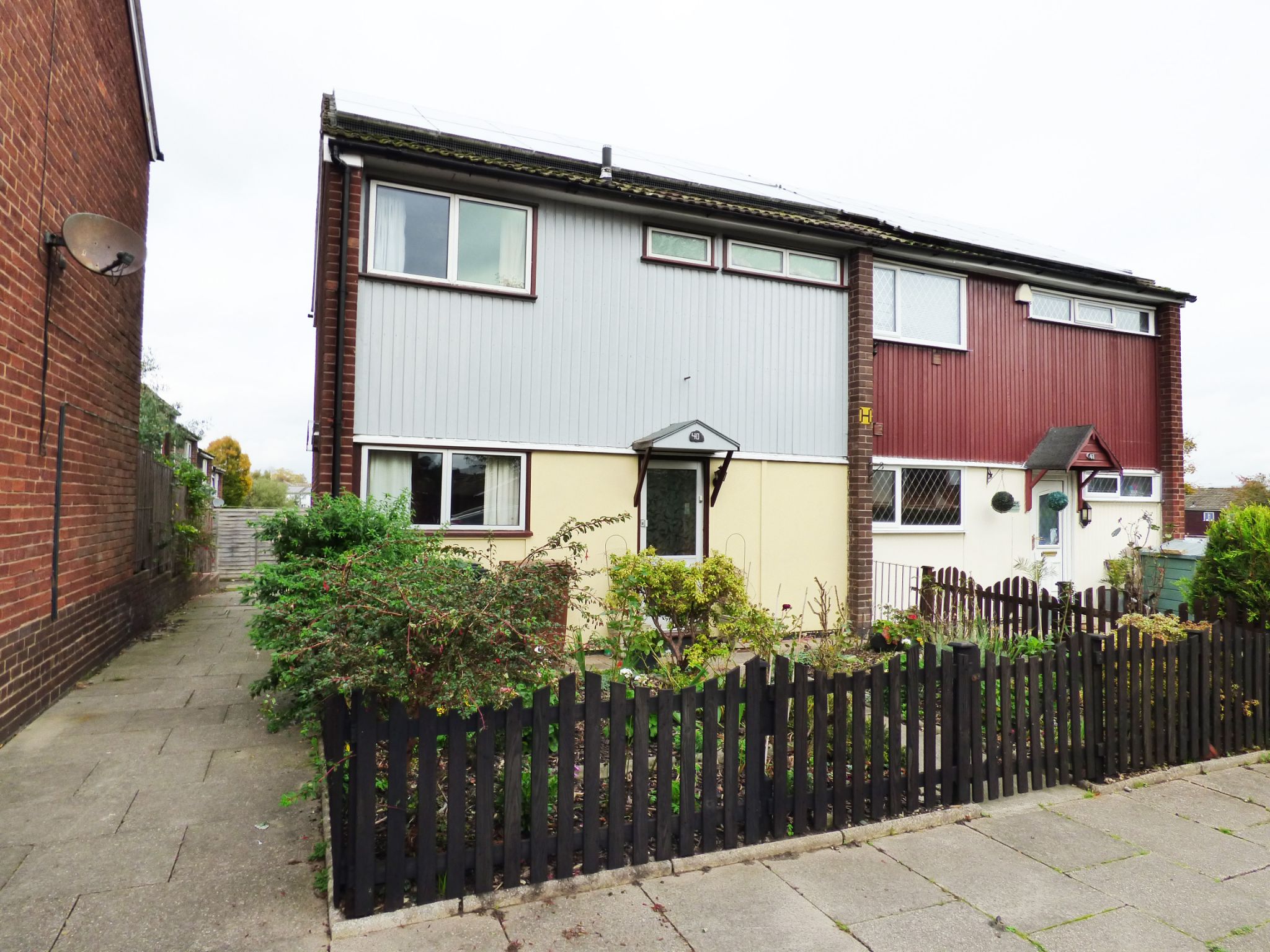 3 Bed Semi-detached House For Sale - Photograph 1