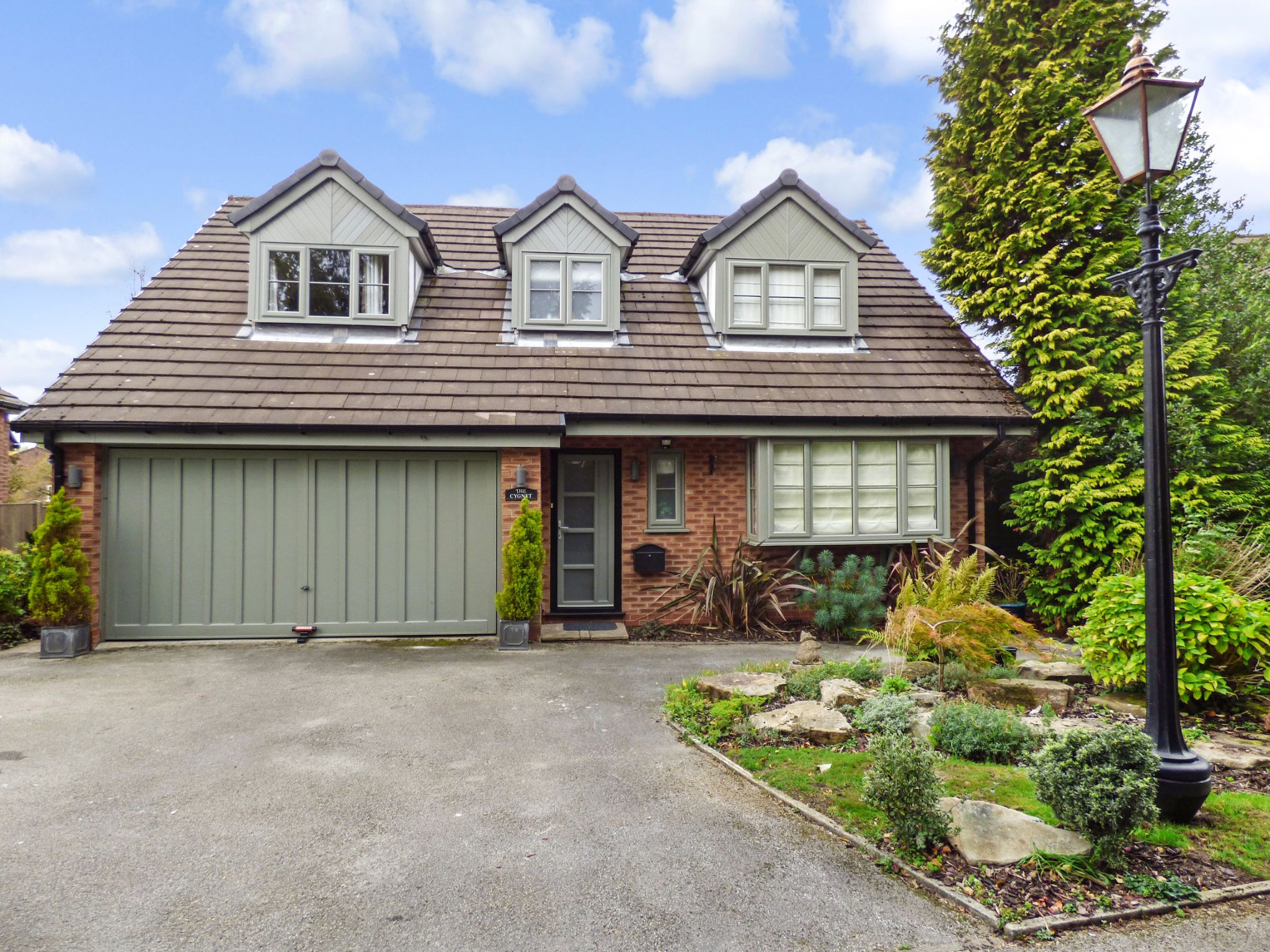 4 Bed Detached House For Sale - Photograph 1