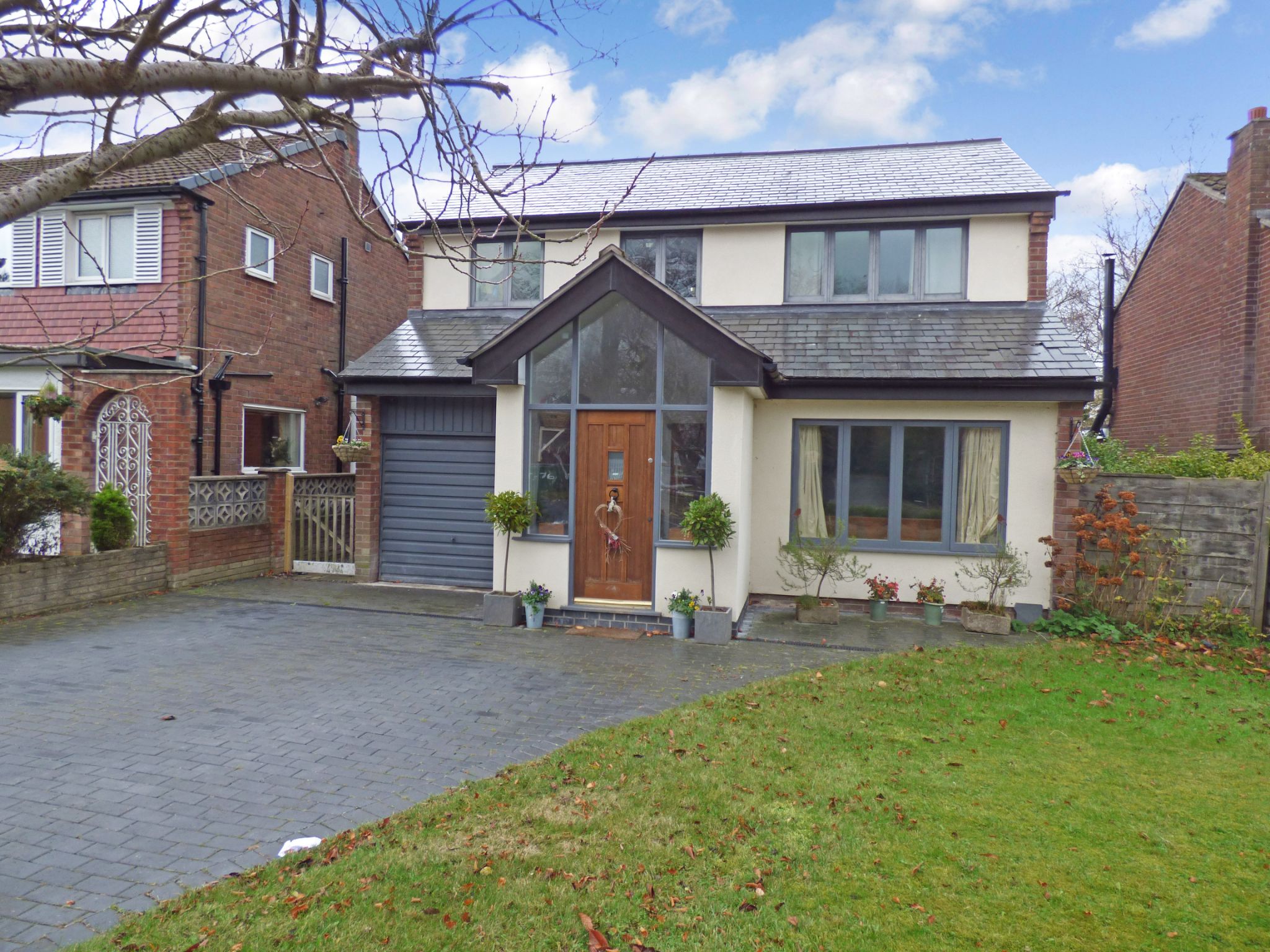 5 Bed Detached House For Sale - Photograph 1