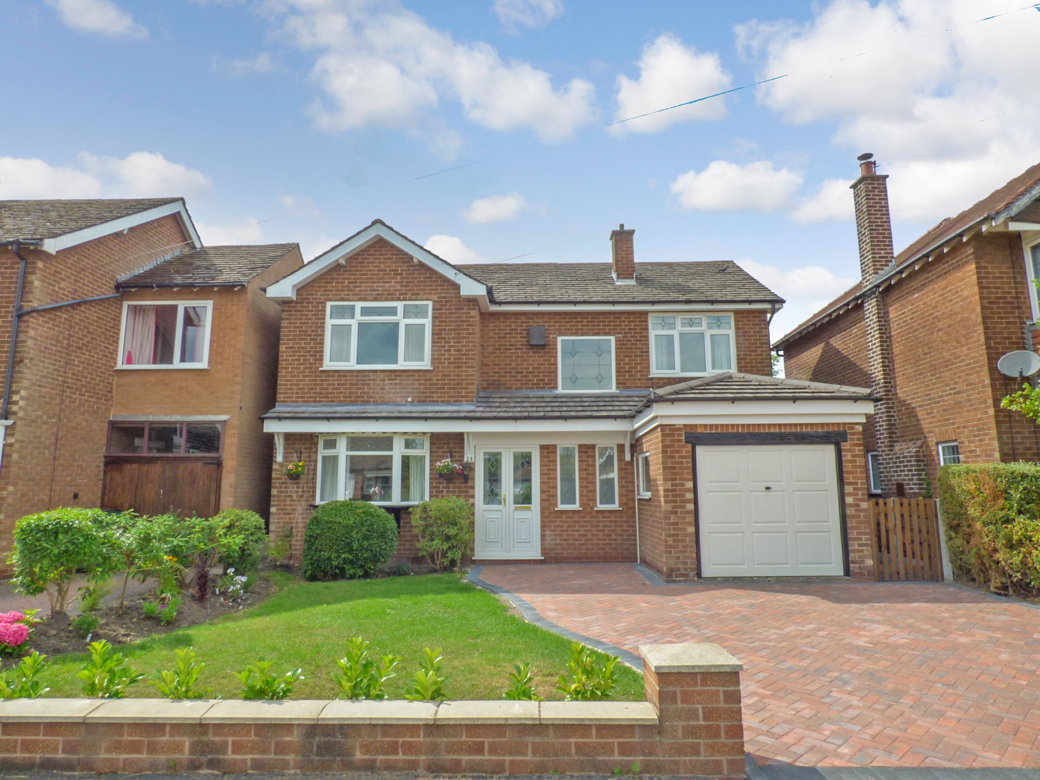 4 Bed Detached House To Rent - Photograph 1