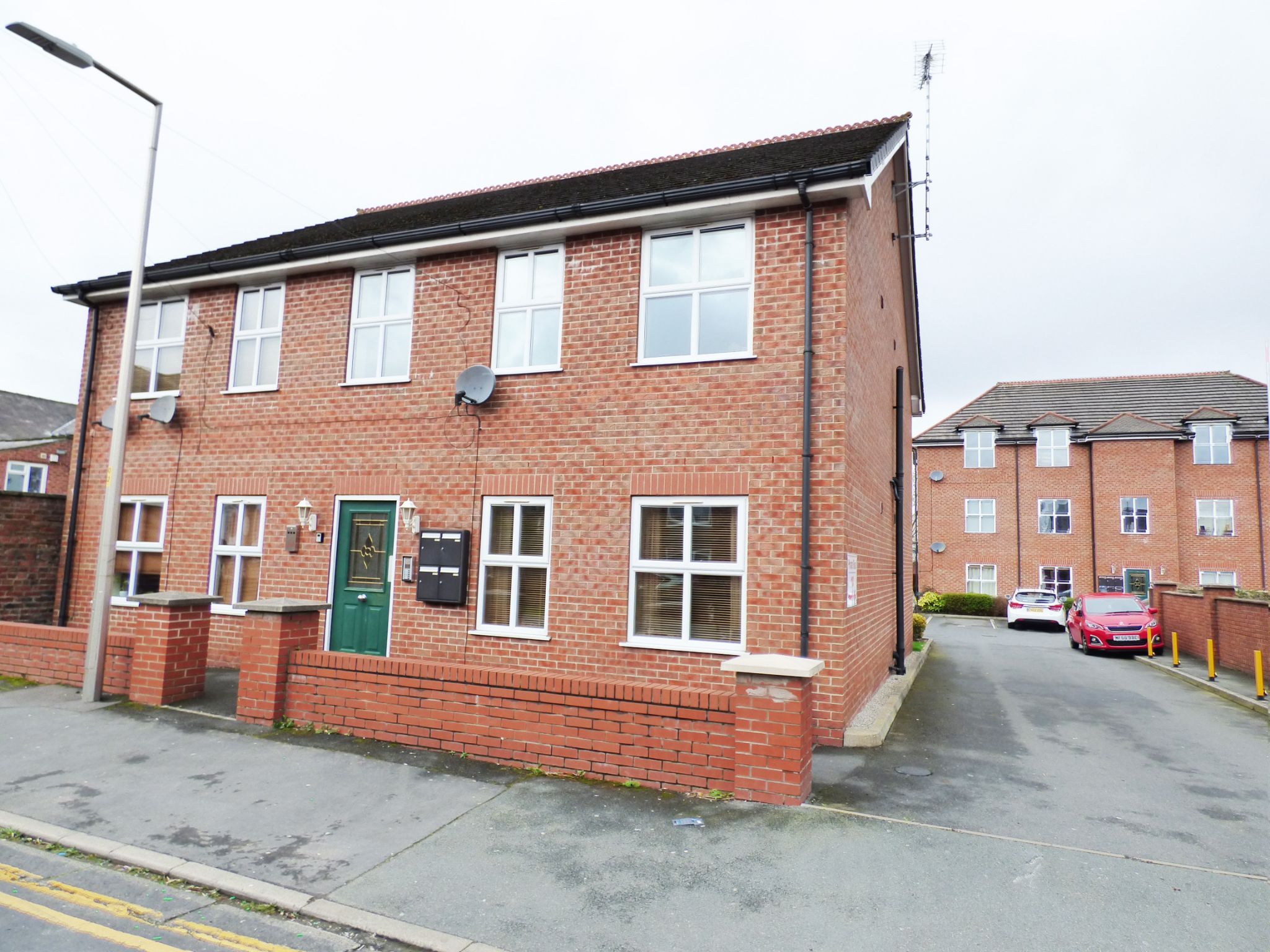 2 Bed Apartment Flat/apartment For Sale - Photograph 1